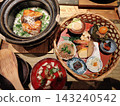 日式套餐，包括用鍋子煮的米飯、魚和各種小菜。 143240542