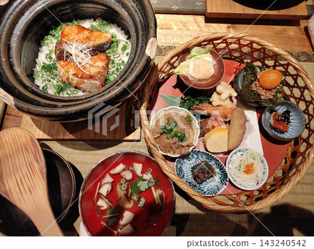 日式套餐，包括用鍋子煮的米飯、魚和各種小菜。 143240542