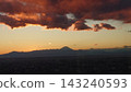 富士山與日落時的緋紅雲彩 143240593