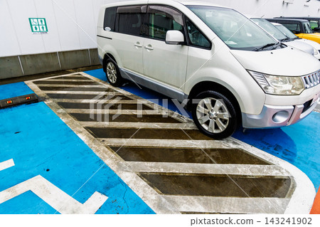 一輛貼有「停車豁免許可證」的乘用車停放在指定區域;一名殘障人士將車停在這個車位上,造成不便。 一輛貼有「停車豁免許可證」的乘用車停放在指定區域;一名殘障人士將車停在這個車位上,造成不便。 143241902