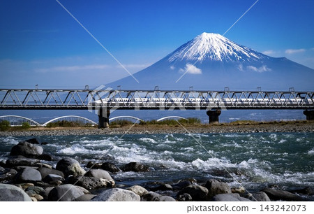 東海道新幹線與白雪皚皚的富士山在富士川橋上擦肩而過。 東海道新幹線與白雪皚皚的富士山在富士川橋上擦肩而過。 143242073