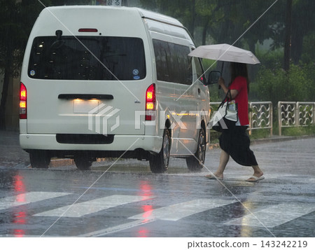 下雨天行人過馬路 下雨天行人過馬路 143242219