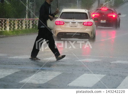 下雨天行人過馬路 143242220