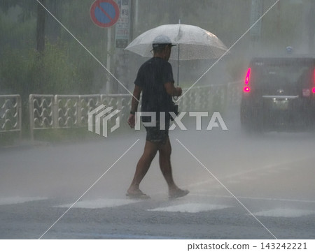 下雨天行人過馬路 下雨天行人過馬路 143242221