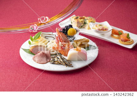 一道色彩繽紛的單盤禦節料理(日本傳統新年食物)-新年慶祝活動中的節慶佳餚。 一道色彩繽紛的單盤禦節料理(日本傳統新年食物)-新年慶祝活動中的節慶佳餚。 143242362