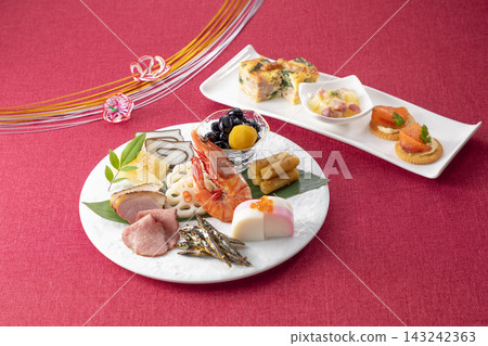一道色彩繽紛的單盤禦節料理(日本傳統新年食物)-新年慶祝活動中的節慶佳餚。 一道色彩繽紛的單盤禦節料理(日本傳統新年食物)-新年慶祝活動中的節慶佳餚。 143242363