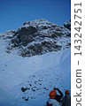 Under the blue sky, traversing glaciers - Iceland, the land of glaciers and volcanoes 143242751