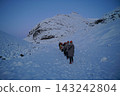 Under the blue sky, traversing glaciers - Iceland, the land of glaciers and volcanoes 143242804