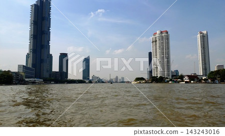 從湄南河眺望曼谷城市景觀 從湄南河眺望曼谷城市景觀 143243016