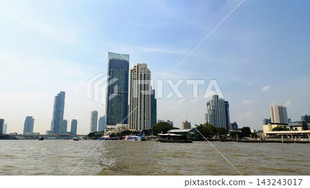 從湄南河眺望曼谷天際線 從湄南河眺望曼谷天際線 143243017