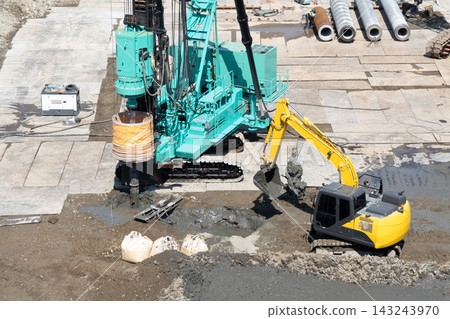 The work involves excavating with a pile-laying machine and removing soil with a hydraulic excavator during the pile foundation construction of large buildings. The work involves excavating with a pile-laying machine and removing soil with a hydraulic excavator during the pile foundation construction of large buildings. 143243970