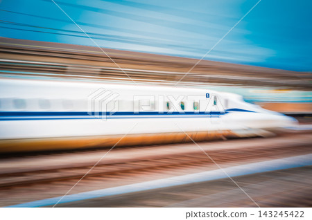 一列 N700A 系列新幹線列車以超過 280 公里/小時的速度駛過新富士站,鏡頭緩緩移動。 一列 N700A 系列新幹線列車以超過 280 公里/小時的速度駛過新富士站,鏡頭緩緩移動。 143245422