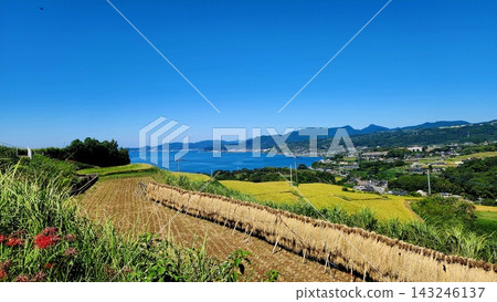 與梯田的風景 與梯田的風景 143246137