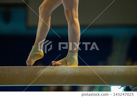 Close up female gymnast feet on balance beam Close up female gymnast feet on balance beam 143247025