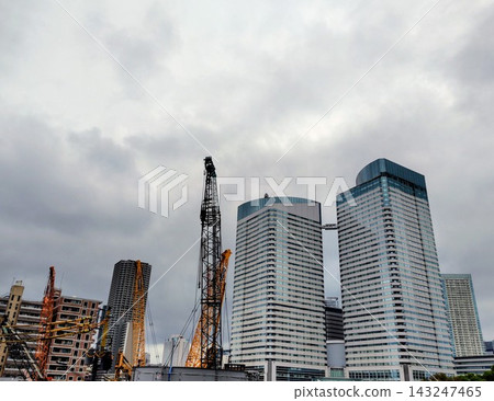 建築物在陰雲密佈的天空下綿延展開。 143247465