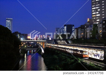 一列中央線201系列車停靠在車站,背景是東京市中心璀璨的夜景_2010/10/14 一列中央線201系列車停靠在車站,背景是東京市中心璀璨的夜景_2010/10/14 143247798