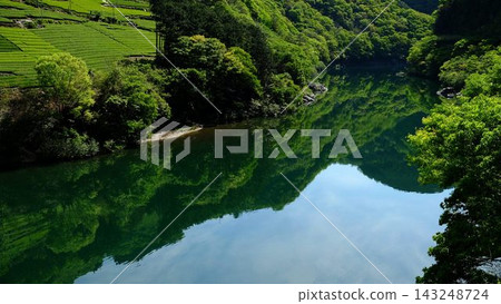 高知縣仁澱川岩津水庫湖面倒映著茶園的景色。 高知縣仁澱川岩津水庫湖面倒映著茶園的景色。 143248724