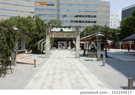福岡天神市的桂護神社，其道路和神社建築維護良好，背景是摩天大樓。 143249017