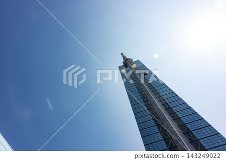 從低角度拍攝的動態全景照片,展現了福岡塔高聳入雲,直插耀眼的陽光和蔚藍的天空。 從低角度拍攝的動態全景照片,展現了福岡塔高聳入雲,直插耀眼的陽光和蔚藍的天空。 143249022