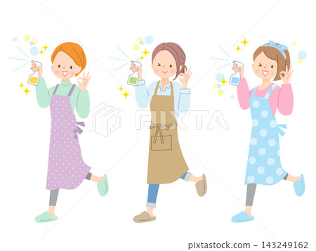 微笑的婦女正在為她們的家消毒 143249162