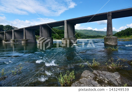 中仁淀大橋,一座橫跨高知縣越智町仁淀川的潛水橋。 中仁淀大橋,一座橫跨高知縣越智町仁淀川的潛水橋。 143249539