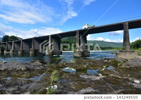中仁淀大橋，一座橫跨高知縣越智町仁淀川的潛水橋。 143249550