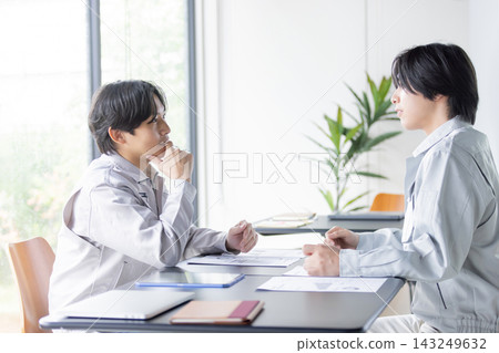 日本男工們正在開會，同時審閱文件。 143249632