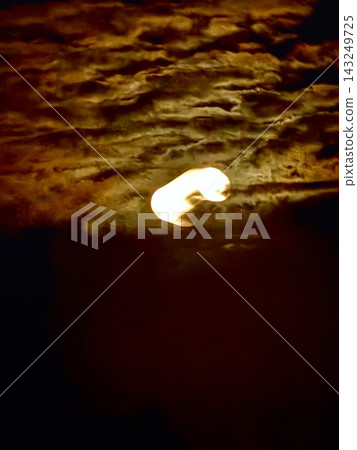 透過雲層的縫隙看到的月亮 透過雲層的縫隙看到的月亮 143249725