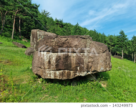 It is a large dolmen. It is a large dolmen. 143249973