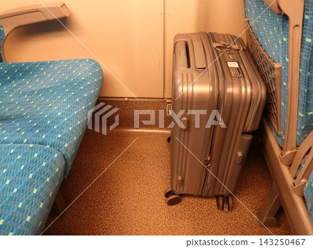 Suitcase, small size, suitable for carry-on luggage. Suitcase, small size, suitable for carry-on luggage. 143250467