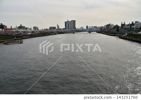 日本東京淺草：東京晴空塔周圍的街景、隅田川上的觀光船以及盛開的櫻花。 143251760
