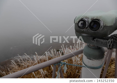 在觀景台上用望遠鏡俯瞰覆蓋著霜雪的山峰 143252350
