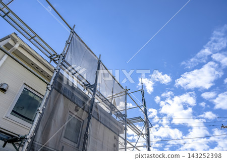 一棟獨立式住宅,外牆翻新後,搭建了臨時鷹架。 一棟獨立式住宅,外牆翻新後,搭建了臨時鷹架。 143252398