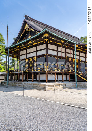 京都御所春光殿:為在皇宮前舉行的向大正天皇祖先報告即位的儀式而建。 京都御所春光殿:為在皇宮前舉行的向大正天皇祖先報告即位的儀式而建。 143252524