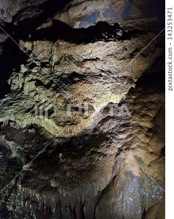This is the wall inside the cave. This is the wall inside the cave. 143253471