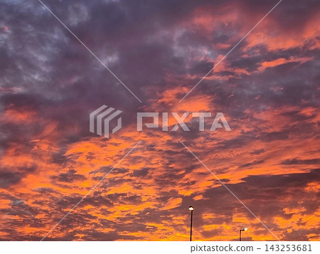 日落和雲彩 143253681