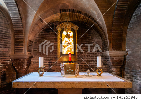Altar in the crypt of the Modena Cathedral in Italy Altar in the crypt of the Modena Cathedral in Italy 143253943