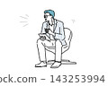 插圖描繪了一名男子坐在椅子上，手持平板電腦，正在講話或進行講解。 143253994