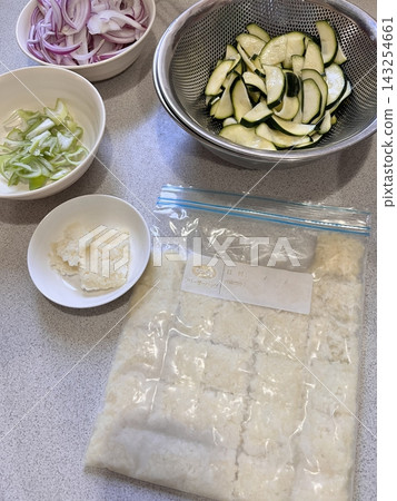 準備冷凍的蒜末 143254661