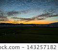 黎明時的鄉村景色和美麗的日出。 143257182