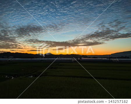 黎明時的鄉村景色和美麗的日出。 黎明時的鄉村景色和美麗的日出。 143257182