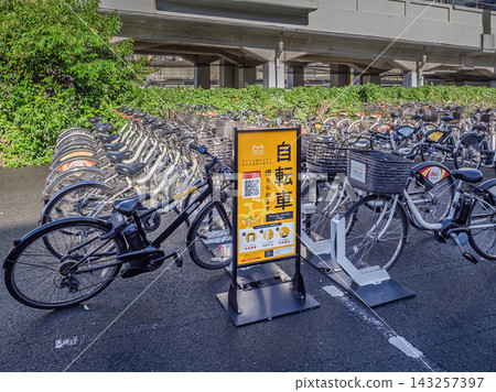 車站前設立了共享自行車停車處,停放大量電動自行車。 車站前設立了共享自行車停車處,停放大量電動自行車。 143257397