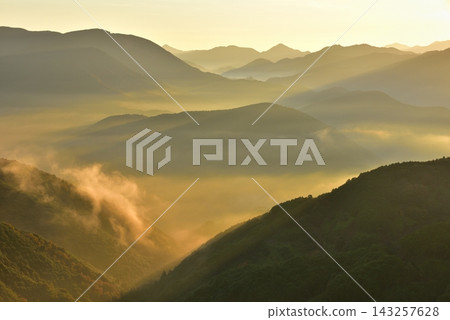 從潮見峠出發的中邊線(熊野古道)的雲海(霧) 從潮見峠出發的中邊線(熊野古道)的雲海(霧) 143257628