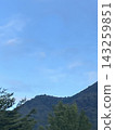 一座山峰聳立在另一座山峰之上 143259851