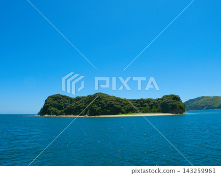碧海藍天,一座無人居住的島嶼 碧海藍天,一座無人居住的島嶼 143259961