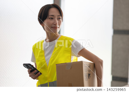 女人攜帶行李 女人攜帶行李 143259965