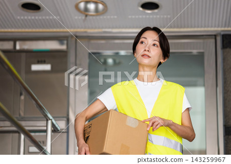 女人攜帶行李 女人攜帶行李 143259967