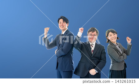 一群男女商務人士在藍色背景前舉起拳頭。左側留有文字空間。 一群男女商務人士在藍色背景前舉起拳頭。左側留有文字空間。 143261015