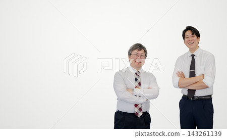 兩名身穿襯衫的男子雙臂交叉,站在白色背景上,左側是一位商人,旁邊留有一些空白區域。 兩名身穿襯衫的男子雙臂交叉,站在白色背景上,左側是一位商人,旁邊留有一些空白區域。 143261139