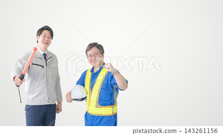 白色背景,右側留有空白區域。微笑的工人和保安人員,交通指揮棒和頭盔。 白色背景,右側留有空白區域。微笑的工人和保安人員,交通指揮棒和頭盔。 143261156